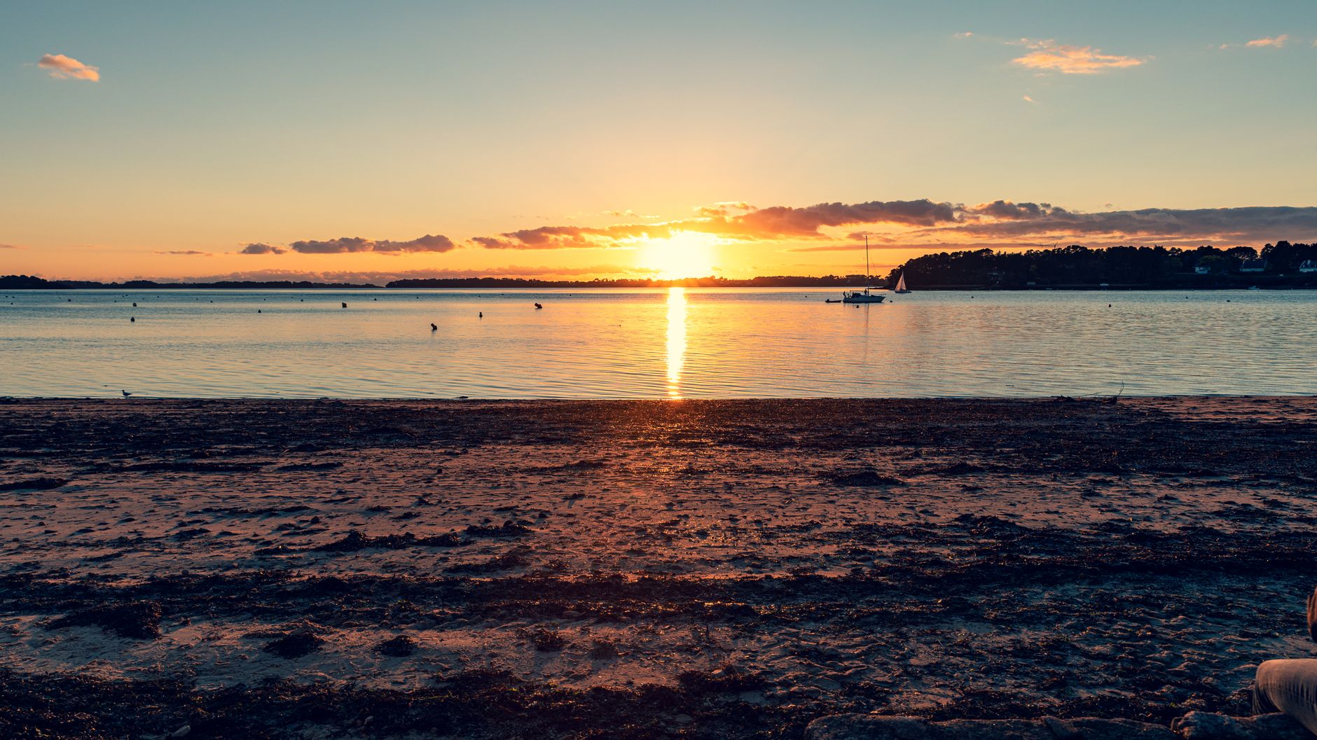 Costa italiana al tramonto, immagine editoriale